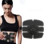 Mujer usando electroestimulador de glúteos para reafirmar y levantar