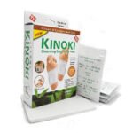 Parches detox de pies Kinoki aplicados en la planta del pie antes de dormir