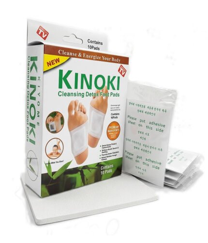 Parches detox de pies Kinoki aplicados en la planta del pie antes de dormir
